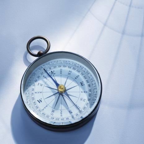 Kompass wird von Sonnenlicht angestrahlt